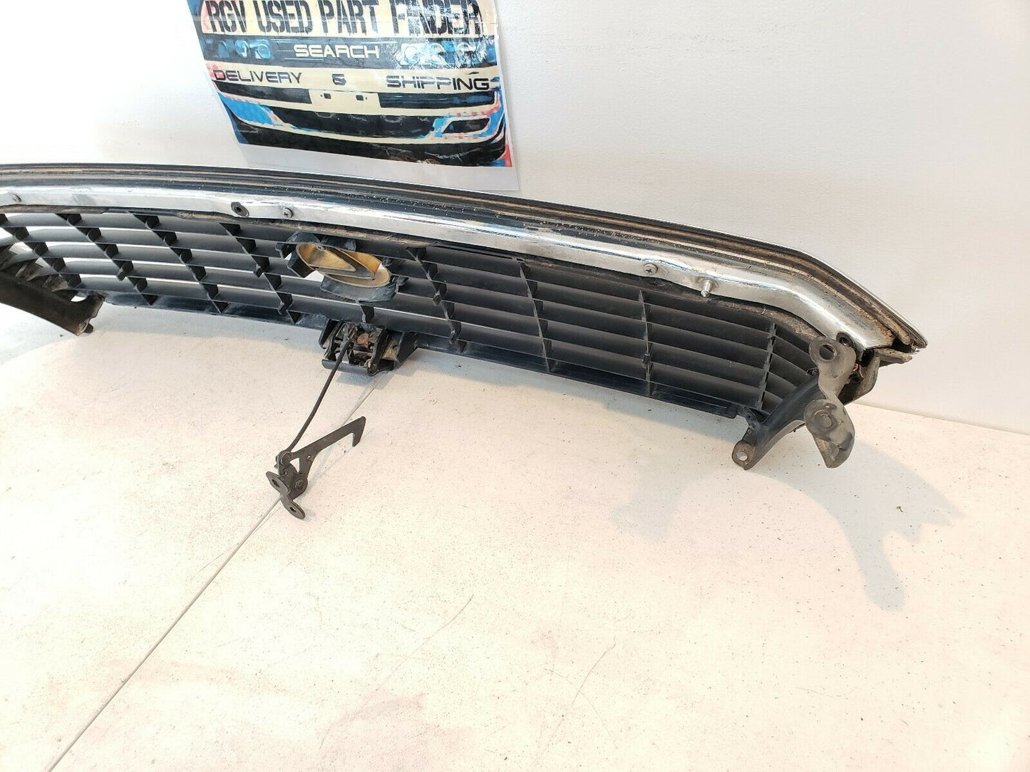 95-97 Lexus LS400 Upper Grille Assembly OEM UCF20